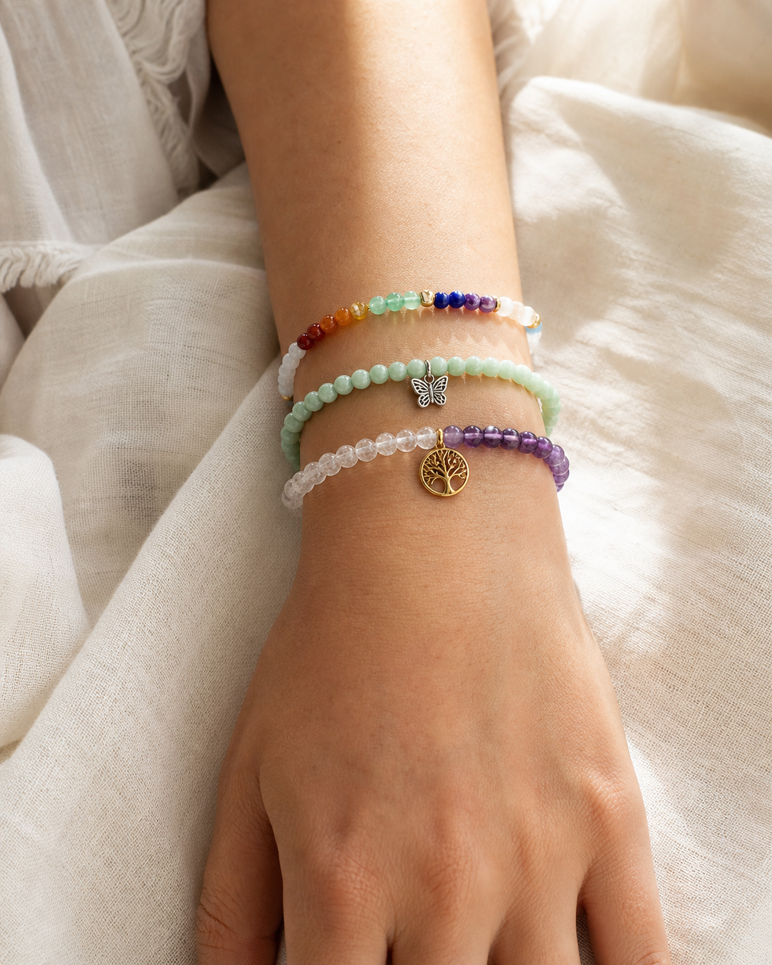 Combinación de pulseras artesanales Pietra con piedras naturales y dijes